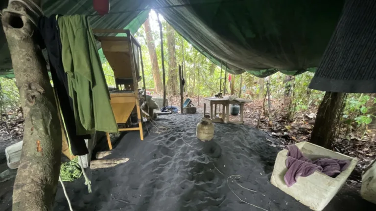 Cassiterita encontrada em um acampamento ilegal na terra Yanomami. (Foto: Comando Op. Conj. Catrimani II)