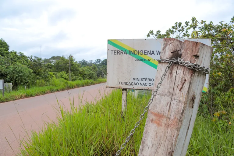 Corrente instalada na rodovia federal BR-174, na divisa entre os Estados de Roraima e Amazonas (Foto: Eduardo Andrade/SupCom ALE-RR)