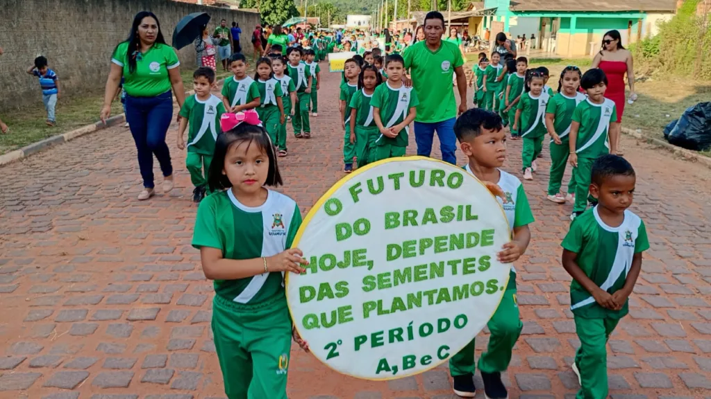 Centenas de estudantes de Uiramutã participam do desfile de 7 de setembro (Foto: Jardeson Pinho)