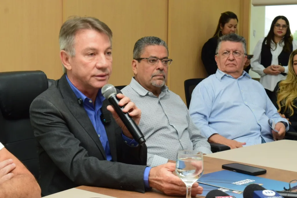 O governador Antonio Denarium anuncia reajuste salarial de 4,62%; ao lado dele, o senador Dr. Hiran e o secretário-chefe da Casa Civil, Flamarion Portela (Foto: Nilzete Franco/FolhaBV)