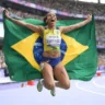 Rayane Soares celebra medalha de ouro nos 400m na classe T13 nos Jogos de Paris (Foto: Douglas Magno/CPB)