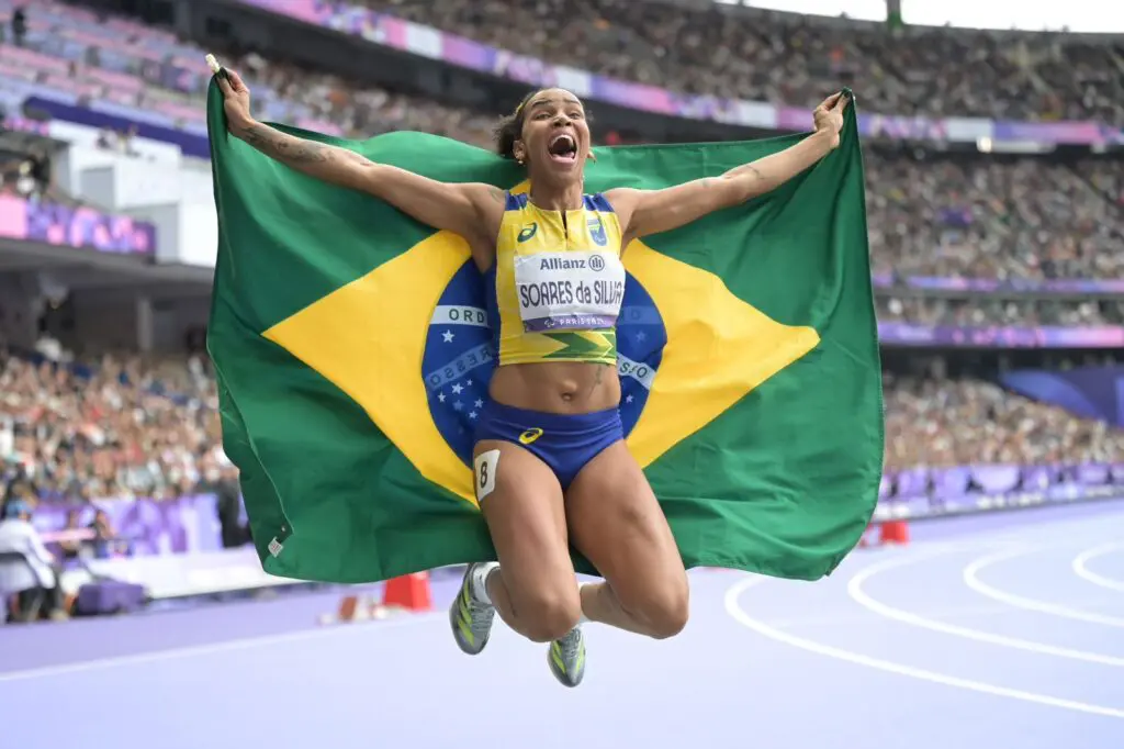 Rayane Soares celebra medalha de ouro nos 400m na classe T13 nos Jogos de Paris (Foto: Douglas Magno/CPB)