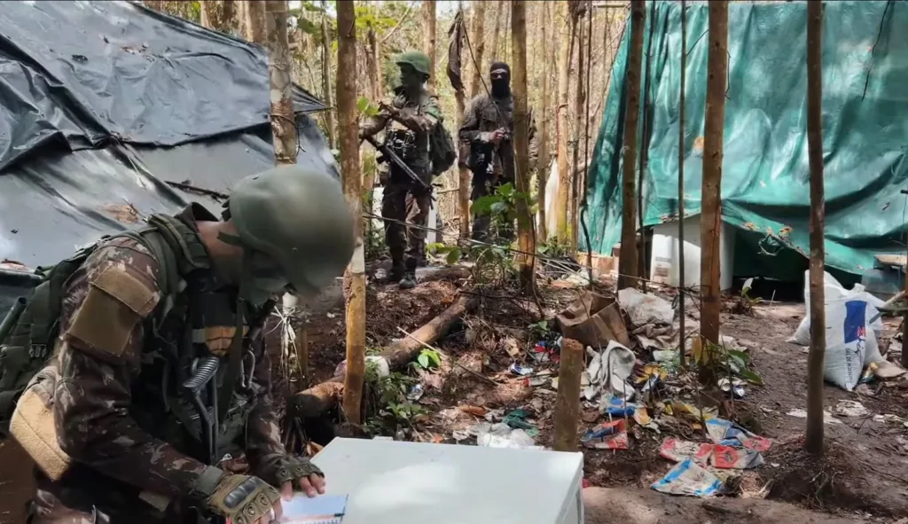 Foram realizadas operações de desintrusão, patrulhamento fluvial, repressivas aéreas, além de inutilização de pistas de pouso irregulares. (Foto: Comando Operacional Catrimani II)