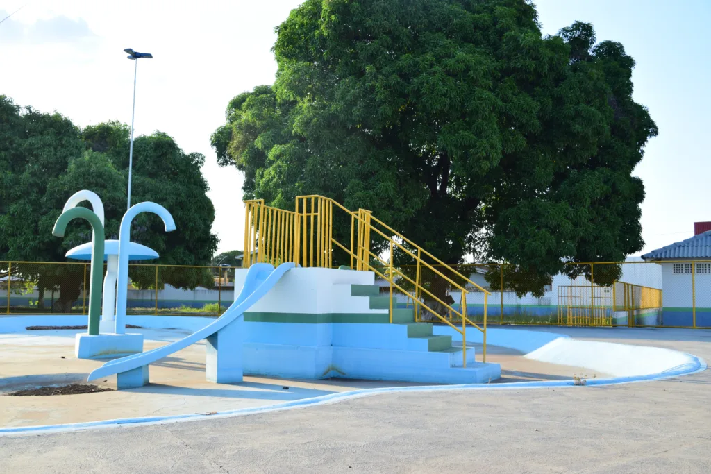 A FolhaBV foi ao local e constatou o surgimento de mato, as piscinas sujas, a presença de lixo e a pintura desgastada pelo sol (Fotos: Nilzete Franco/FolhaBV)