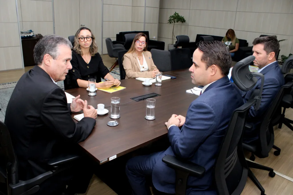 Ministro André de Paula com o deputado federal Gabriel Mota em reunião em Brasília (Foto: Enir Rodrigues/MPA)