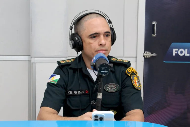 Chefe do DPO, coronel Izael Salazar, em entrevista com Natanael Vieira na rádio Folha FM 100.3. (Foto: Wenderson Cabral/FolhaBV)