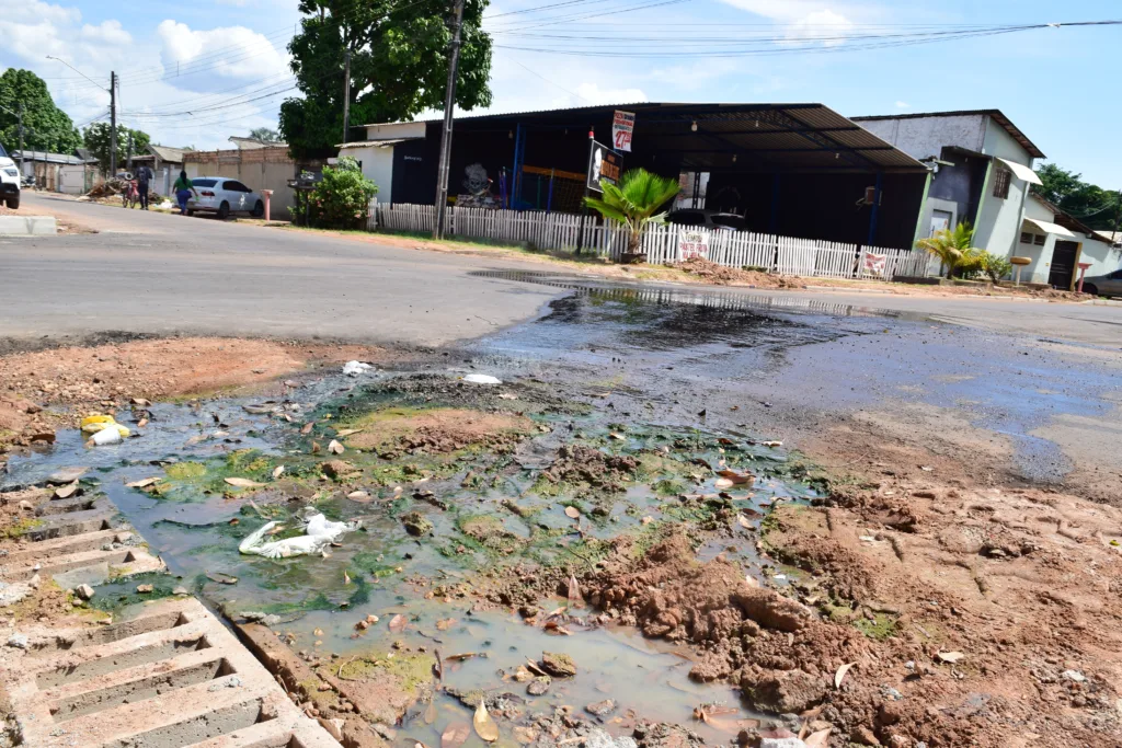 Bueiro está estourado há mais de duas semanas na rua (Foto: Nilzete Franco/FolhaBV)