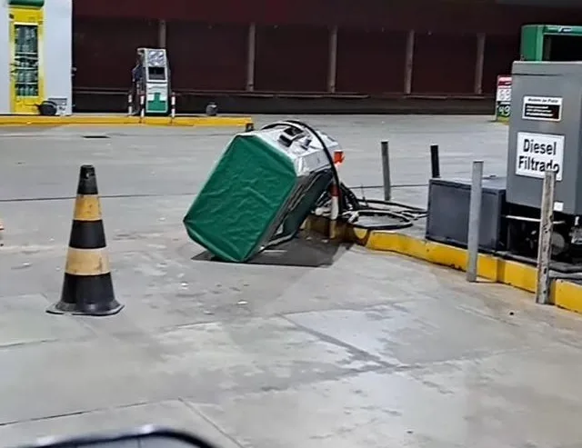 Além de ter derrubado a bomba de combustível, a colisão deixou a frente do carro danificada (Foto: Reprodução/Redes sociais)