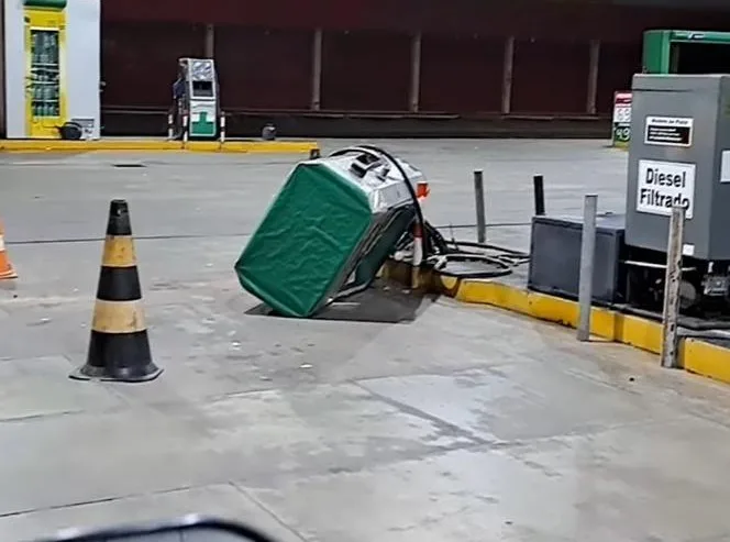 Além de ter derrubado a bomba de combustível, a colisão deixou a frente do carro danificada (Foto: Reprodução/Redes sociais)