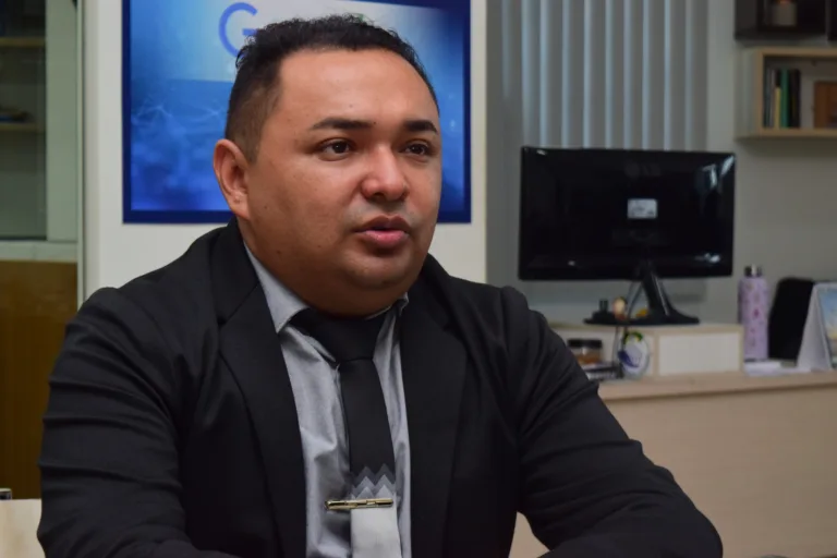 O vereador eleito Deyvid Carneiro em entrevista à Folha (Foto: Nilzete Franco/FolhaBV)