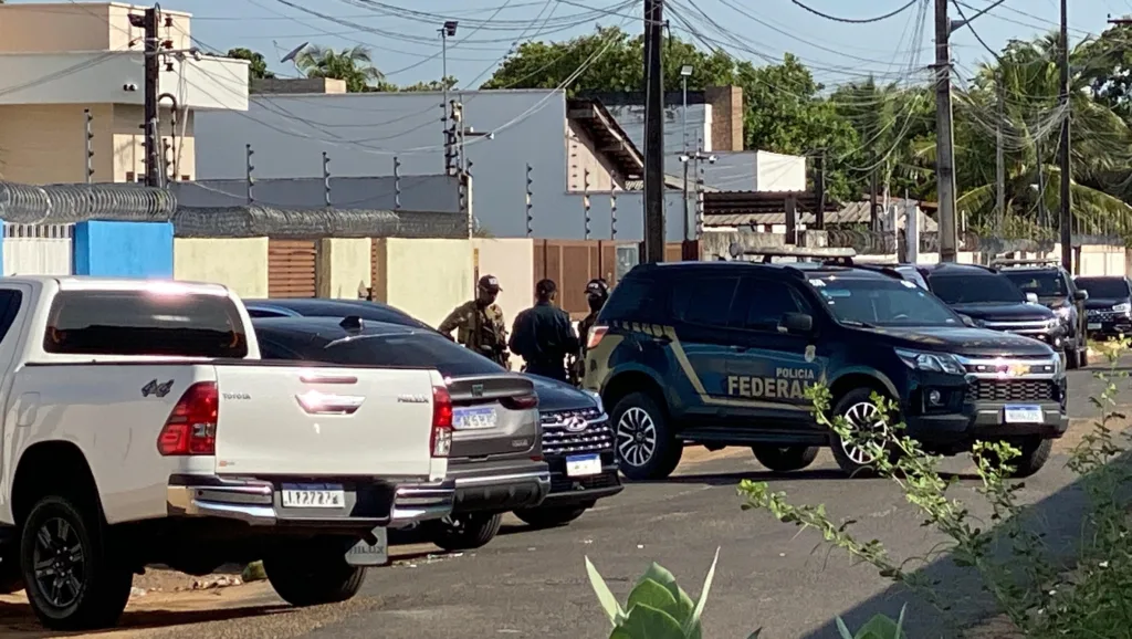 Policiais cumprem diligências na casa do Comandante Geral da PMRR (Foto: Lucas Luckezie/FolhaBV)