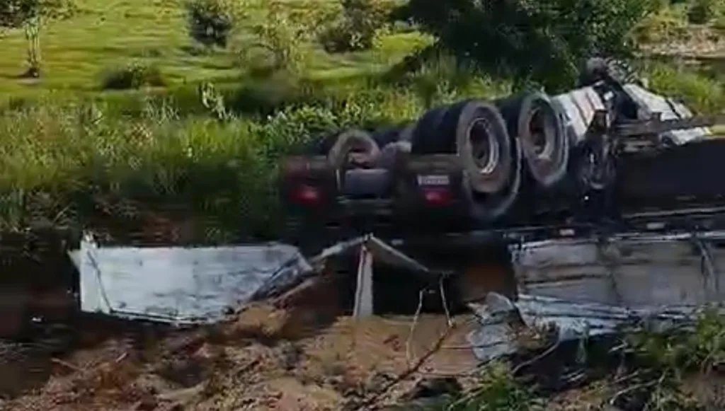 Carreta tombada em ribanceira em acidente ocorrido nesta sexta-feira, na rodovia federal BR-174, em Caracaraí (Foto: Reprodução)