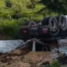 Carreta tombada em ribanceira em acidente ocorrido nesta sexta-feira, na rodovia federal BR-174, em Caracaraí (Foto: Reprodução)