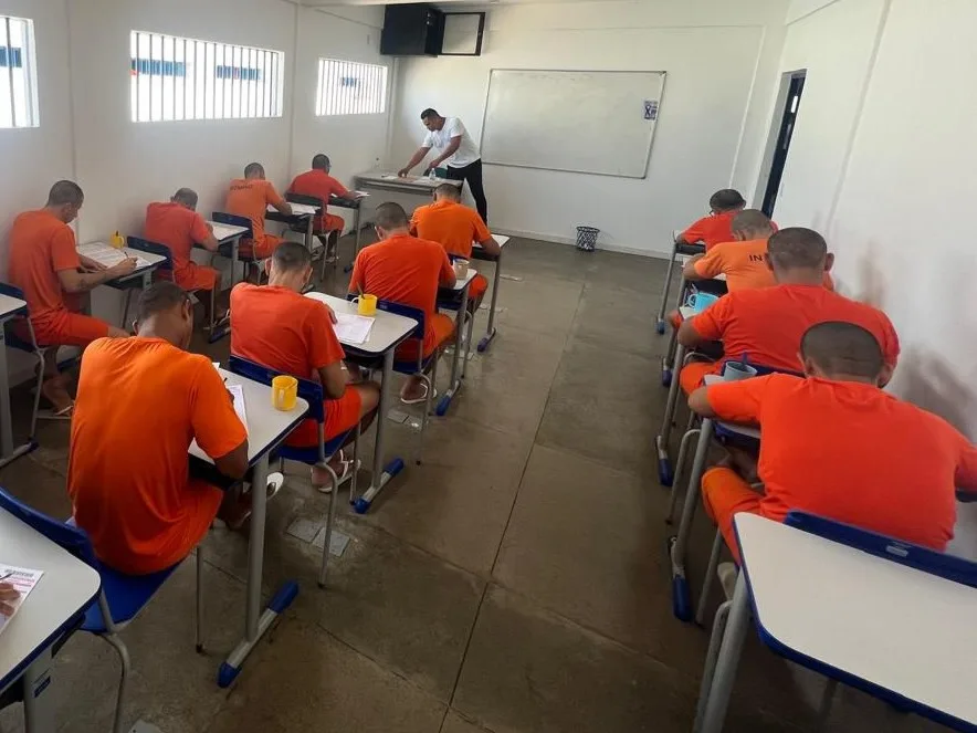 A aplicação ocorre em seis unidades prisionais do estado, entre elas a Penitenciária Agrícola de Monte Cristo (Pamc) e a Cadeia Pública Feminina de Boa Vista (CPFBV). (Foto: Divulgação/Sejuc)