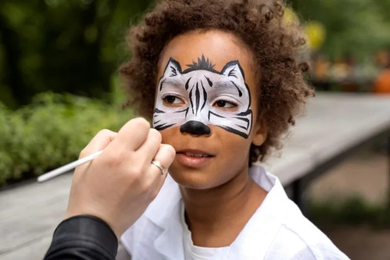 Entre as atividades, estão a pintura facial. (Foto: divulgação)