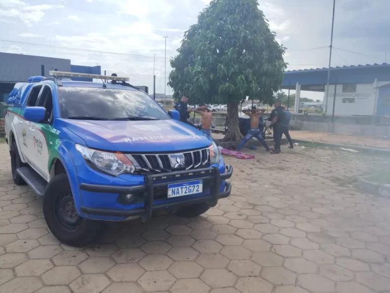 Momento em que a dupla é abordada (Foto: Divulgação) 