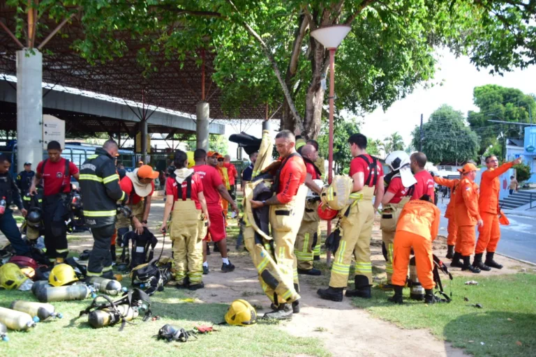 Bombeiros que aturam no incêndio (Foto: Nilzete Franco/FolhaBV) 