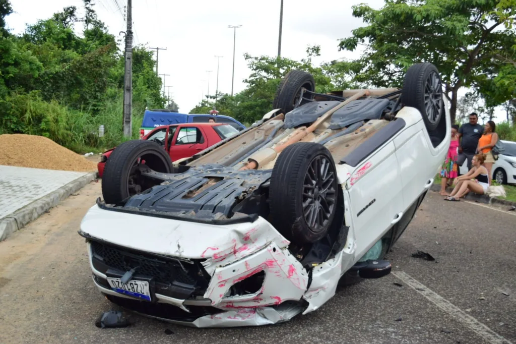 Acidente ocorreu na Avenida Getúlio Vargas, bairro Parque Caçari (Foto: Nilzete Franco/FolhaBV) 