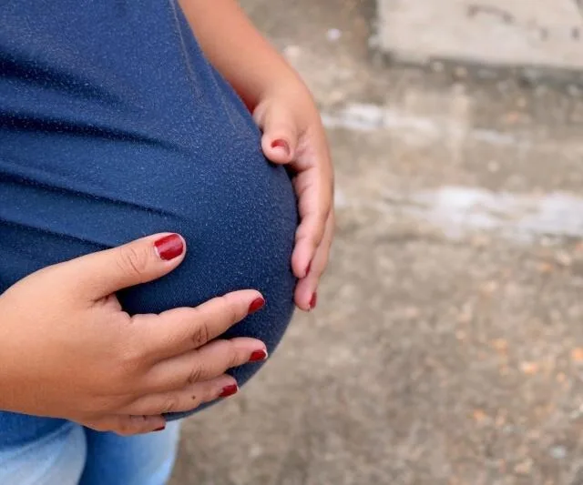 C.M.J.C.M., deu entrada na maternidade acompanhada, alegando estar grávida de nove meses e com cesárea marcada. (Foto: Reprodução/FolhaBV)