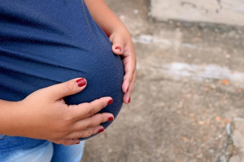 C.M.J.C.M., deu entrada na maternidade acompanhada, alegando estar grávida de nove meses e com cesárea marcada. (Foto: Reprodução/FolhaBV)