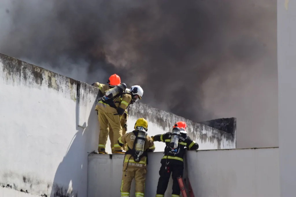 O incêndio que atingiu a loja foi de grande proporção, iniciado ainda por volta das 13h20. (Foto: Nilzete Franco)