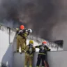 O incêndio que atingiu a loja foi de grande proporção, iniciado ainda por volta das 13h20. (Foto: Nilzete Franco)