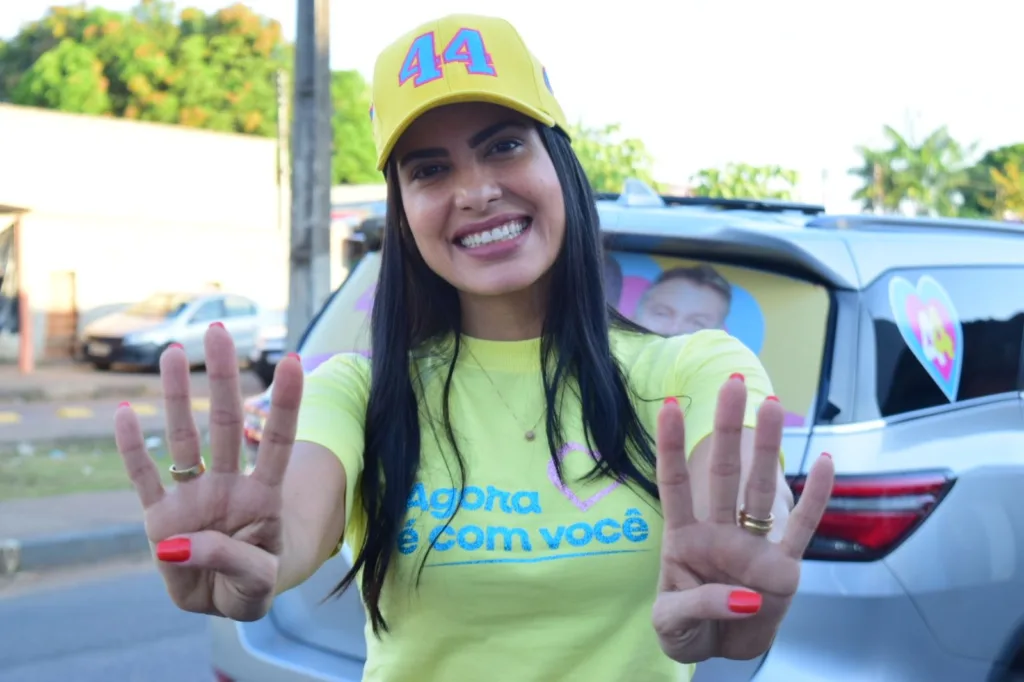 Catarina Guerra com eleitores (Foto: Nilzete Franco/FolhaBV)