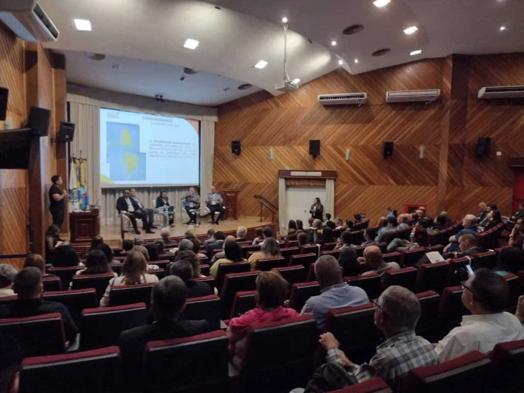 No Fórum encontram-se autoridades da segurança pública, juízes, promotores e defensores públicos do Rio de janeiro (Foto: Divulgação) 