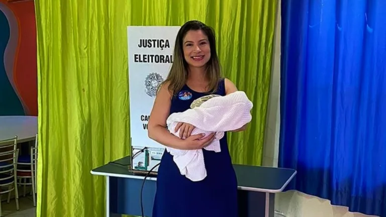 A vereadora Juliana Garcia posta com a filha recém-nascida após votar na tarde deste sábado (Foto: Arquivo pessoal)