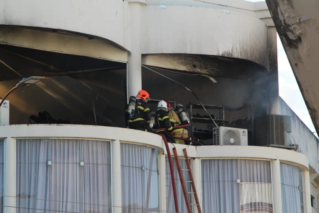 As equipes do Corpo de Bombeiros estão no local desde às 13h20. (Foto: Wenderson Cabral/FolhaBV)