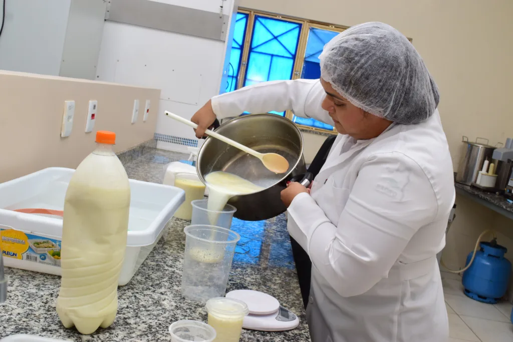 Em entrevista à FolhaBV, a professora ensinou como é feito no laboratório e também como pode ser feito em casa. (Foto: Nilzete Franco/FolhaBV)