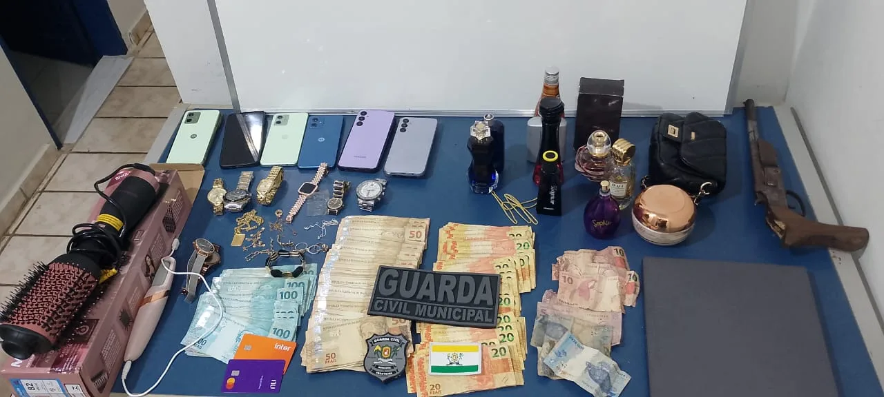 Os materiais foram entregues à delegacia de Polícia Civil em Bonfim, junto com os suspeitos, para as devidas providências legais (Foto: Divulgação)