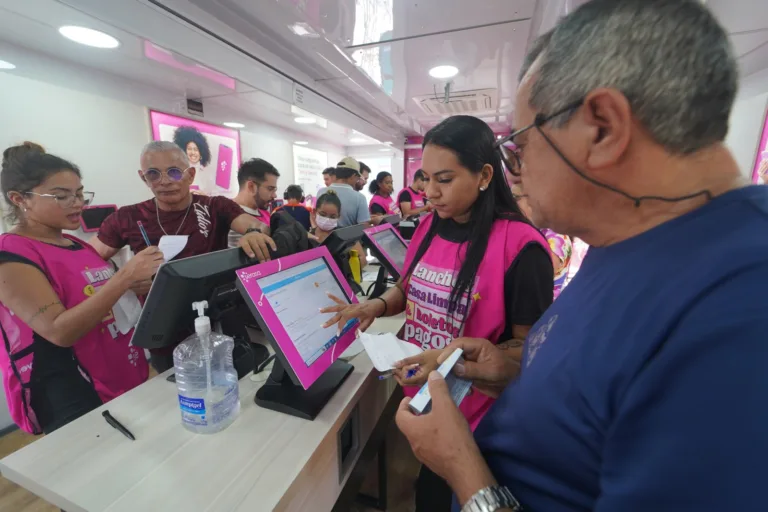 Consumidores participando do Feirão promovido pela Serasa. (Foto/Divulgação)