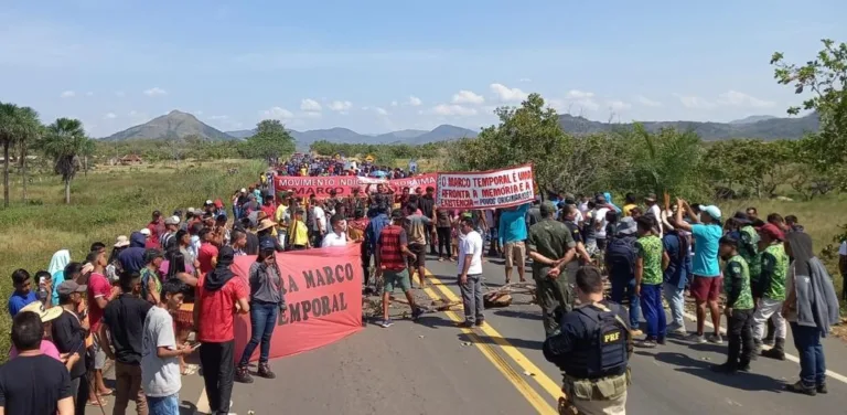 Manifestação da BR 174, em Pacaraima  (Foto: Divulgação/PRF)