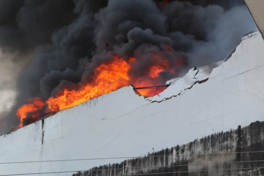 Incêndio iniciou no terceiro andar da loja de tecidos (Foto: Wenderson Cabral/FolhaBV)