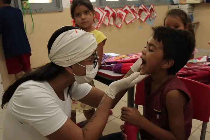 A iniciativa conta com o apoio de cirurgiãs dentistas, que compartilham orientações sobre escovação correta. (Fotos: Fernanda Marins/Senar Roraima)