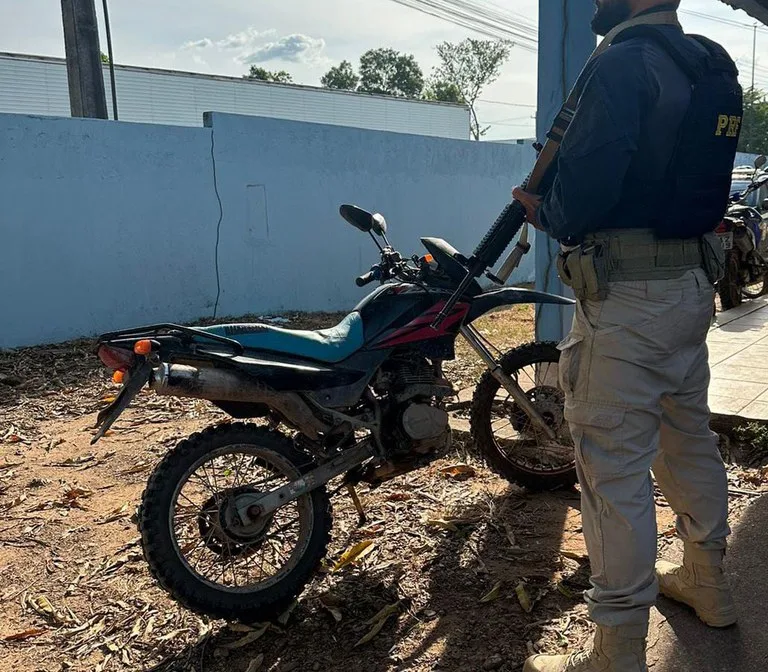 O veículo foi recuperado em Rorainópolis (Foto: Divulgação/PRF)