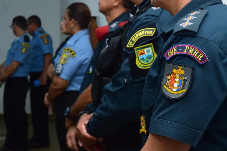 Policiais militares acompanham apresentação sobre orientações gerais para atuação nas eleições municipais de domingo (Foto: Nilzete Franco/FolhaBV)