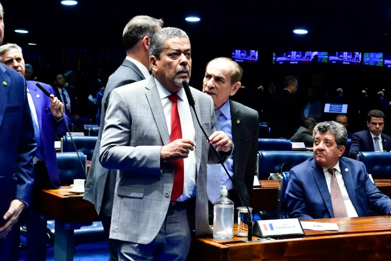 Em pronunciamento, à bancada, o senador Dr. Hiran (Foto: Waldemir Barreto/Agência Senado)