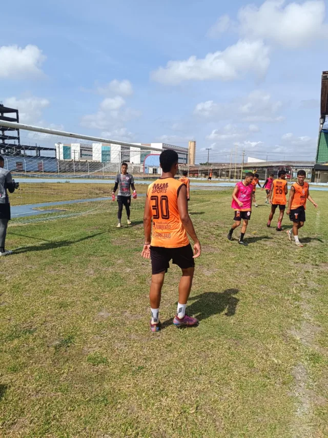 Jogadores fizeram a preparação e reconhecimento de campo para o jogo contra o Macapá