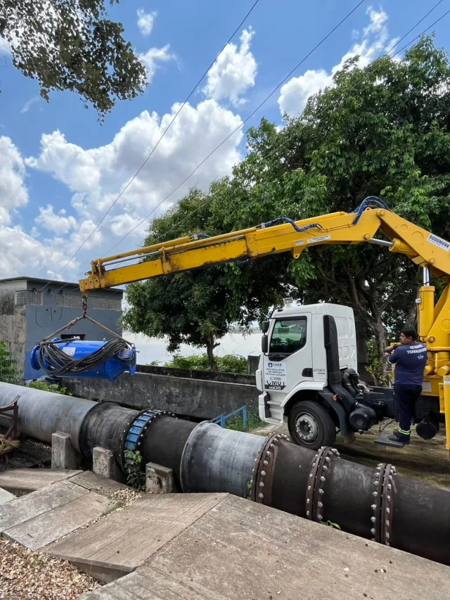 Manutenção foi realizada no sistema de captação de água bruta, localizado no bairro São Pedro. (Foto: Divulgação/Caer)