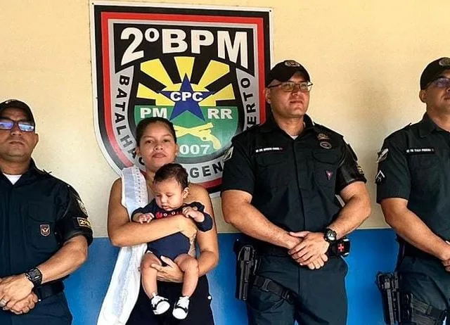 Soldado J.Batista, a mãe e o bebê, subtenente Afonso Costa e Soldado Tiago Pereira (Foto: Divulgação) 