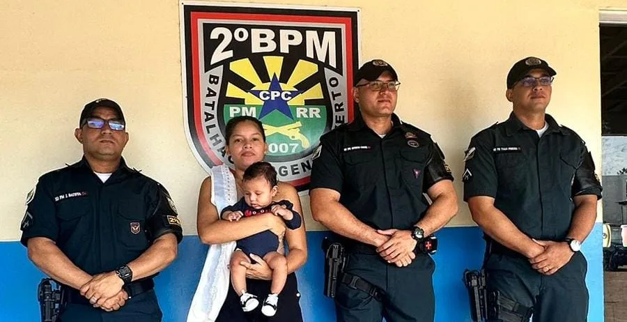 Soldado J.Batista, a mãe e o bebê, subtenente Afonso Costa e Soldado Tiago Pereira (Foto: Divulgação) 