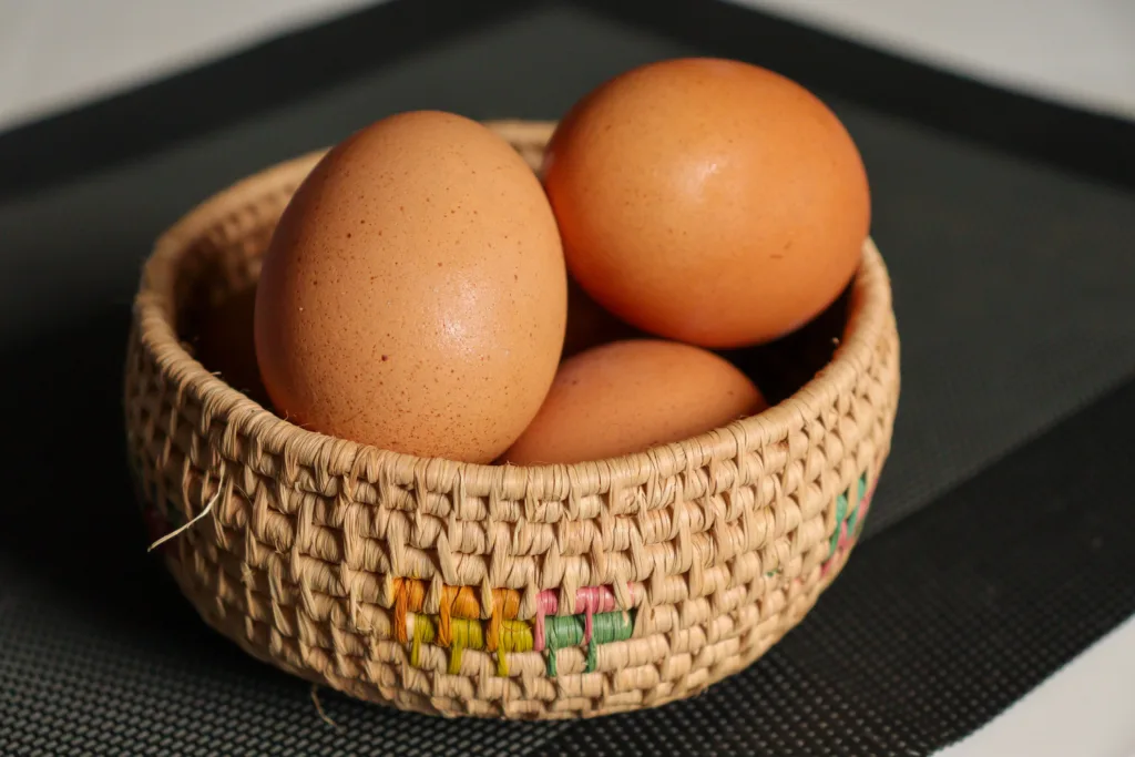 Comer ovos todos os dias pode resultar em uma série de melhorias na saúde, desde o aumento da energia e da saciedade até a proteção dos olhos e o fortalecimento dos músculos e ossos (Foto: Raisa Carvalho)