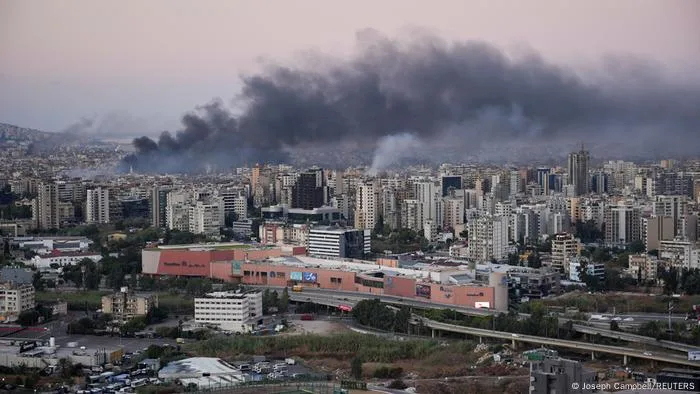 Tensões continuam a aumentar, com Israel bombardeando o subúrbio de Dahiyeh, onde o líder do Hezbollah, Hassan Nasrallah, foi morto na semana passada.. Foto: Reprodução: DW