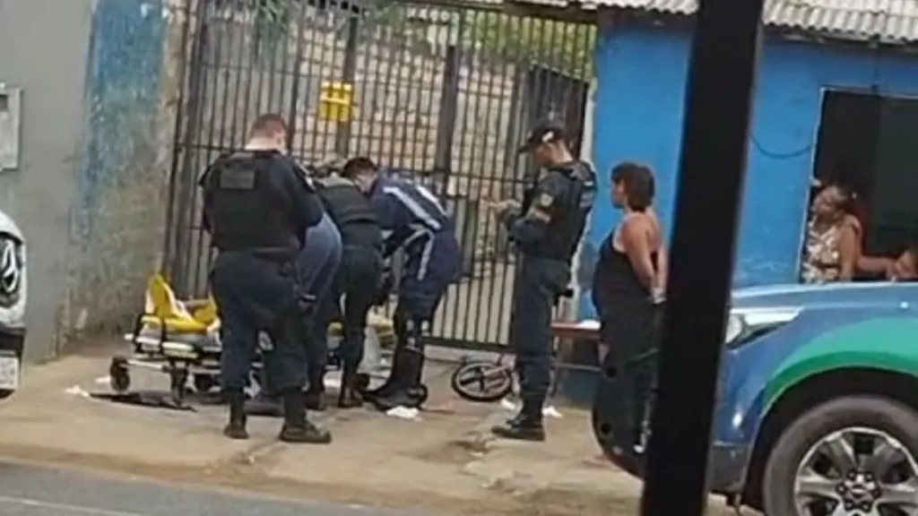 H. F. J., foi encontrado em estado de embriaguez e com ferimentos de arma branca em uma rua no bairro Senador Hélio Campos. (Foto: reprodução/vídeo)