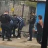 H. F. J., foi encontrado em estado de embriaguez e com ferimentos de arma branca em uma rua no bairro Senador Hélio Campos. (Foto: reprodução/vídeo)