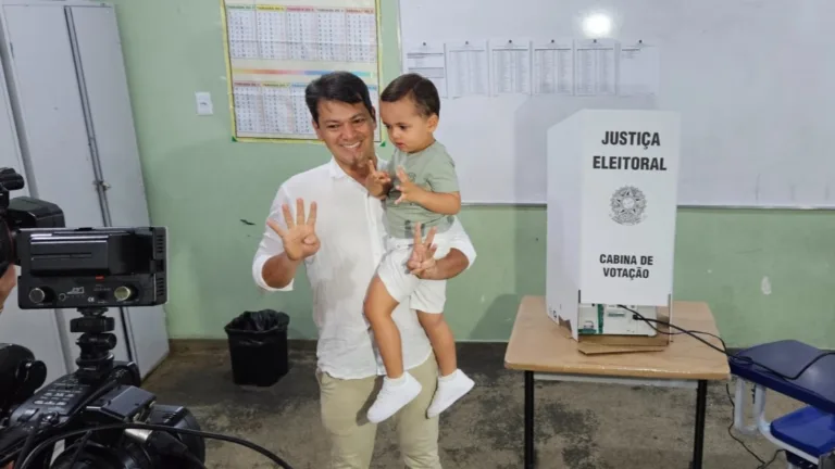 Mauro Nakashima (PV) junto ao filho. (Foto: Fabiano Lopes/FolhaBV)