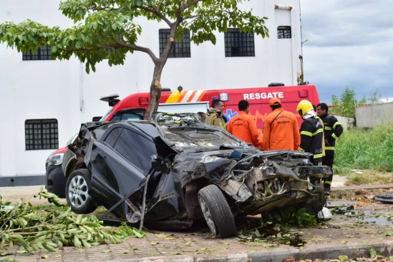 O Jovem ficou preso às ferragens e foi removido de dentro do carro pela equipe de salvamento (Foto: Nilzete Franco/Folha BV)