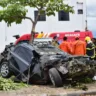 O Jovem ficou preso às ferragens e foi removido de dentro do carro pela equipe de salvamento (Foto: Nilzete Franco/Folha BV)